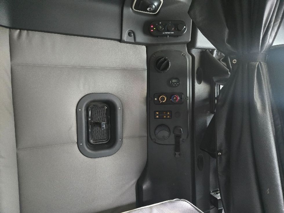 Sleeper Tractor-Heavy Duty Tractors-Freightliner-2019-T12664ST-Hazleton-PA-615,185\n\t\tmiles-$ 44,750 - Image 17