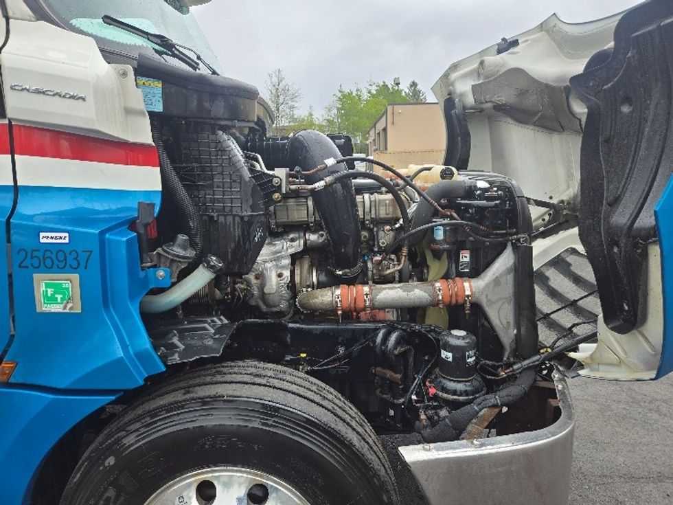 Sleeper Tractor-Heavy Duty Tractors-Freightliner-2019-T12664ST-Hazleton-PA-615,185\n\t\tmiles-$ 44,750 - Image 19
