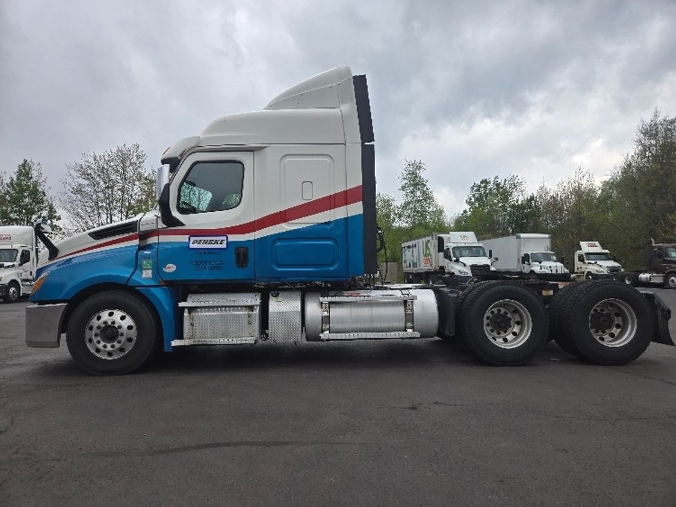 Sleeper Tractor-Heavy Duty Tractors-Freightliner-2019-T12664ST-Hazleton-PA-615,185\n\t\tmiles-$ 44,750 - Image 4