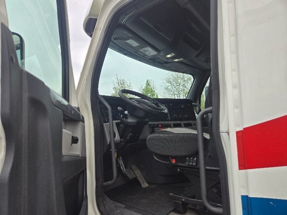 Sleeper Tractor-Heavy Duty Tractors-Freightliner-2019-T12664ST-Hazleton-PA-615,185\n\t\tmiles-$ 44,750 - Image 9