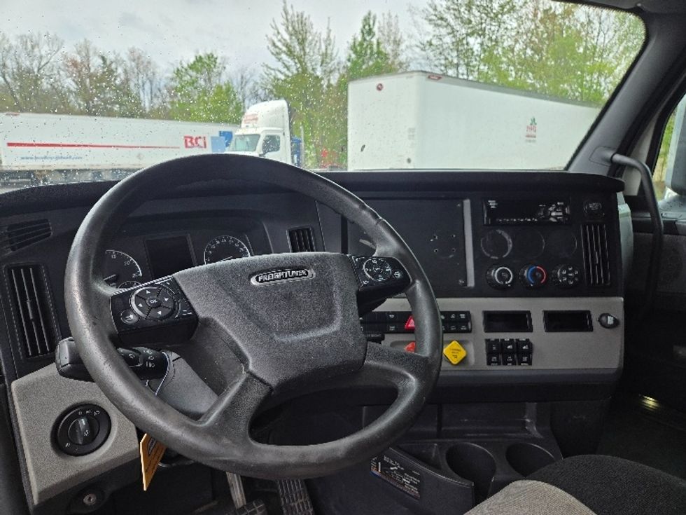 Sleeper Tractor-Heavy Duty Tractors-Freightliner-2019-T12664ST-Hazleton-PA-628,842\n\t\tmiles-$ 47,000 - Image 10