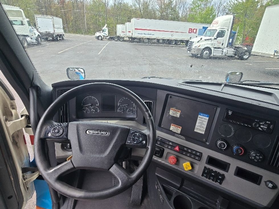 Sleeper Tractor-Heavy Duty Tractors-Freightliner-2019-T12664ST-Hazleton-PA-628,842\n\t\tmiles-$ 47,000 - Image 11