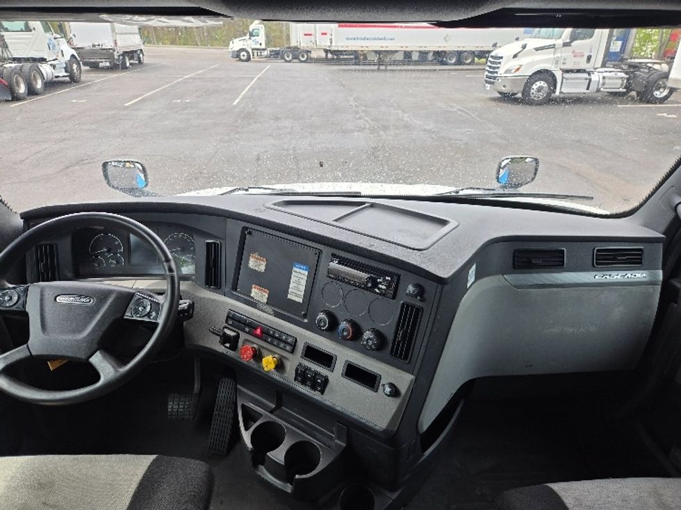 Sleeper Tractor-Heavy Duty Tractors-Freightliner-2019-T12664ST-Hazleton-PA-628,842\n\t\tmiles-$ 47,000 - Image 12