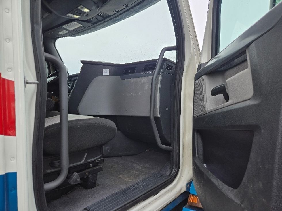 Sleeper Tractor-Heavy Duty Tractors-Freightliner-2019-T12664ST-Hazleton-PA-628,842\n\t\tmiles-$ 47,000 - Image 13