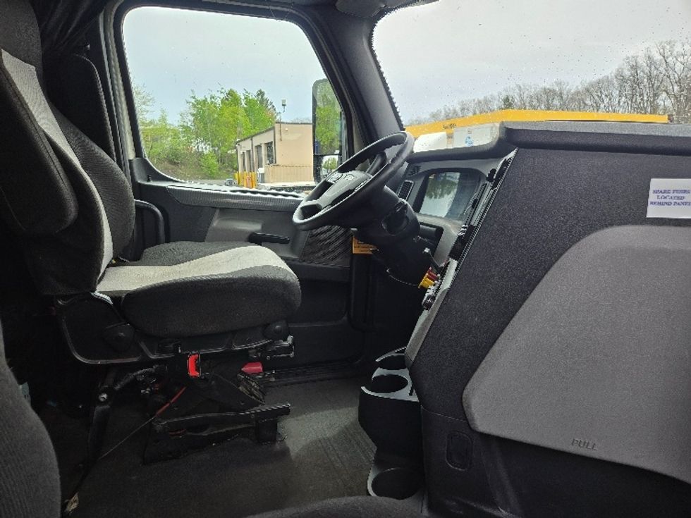 Sleeper Tractor-Heavy Duty Tractors-Freightliner-2019-T12664ST-Hazleton-PA-628,842\n\t\tmiles-$ 47,000 - Image 15