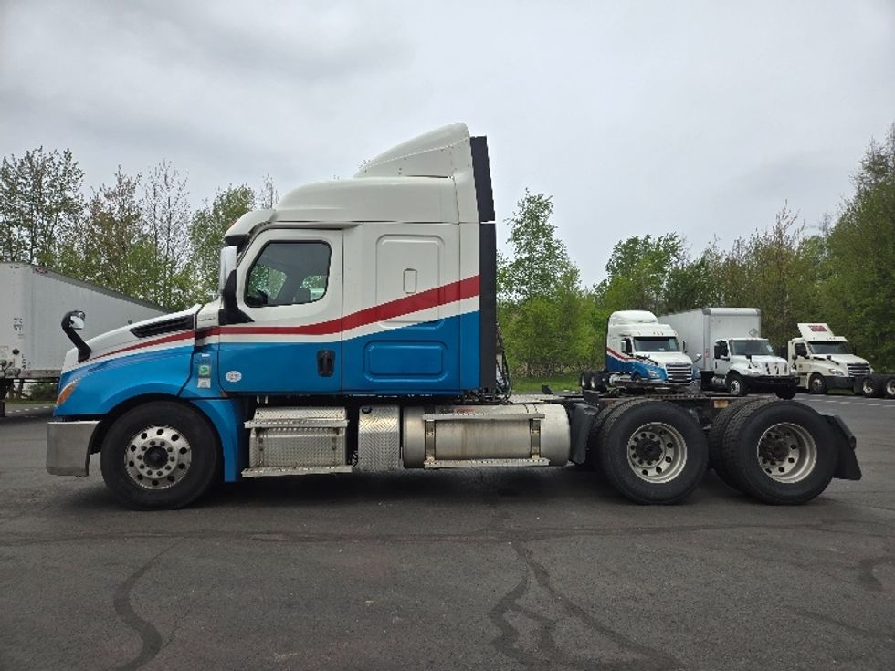 Sleeper Tractor-Heavy Duty Tractors-Freightliner-2019-T12664ST-Hazleton-PA-628,842\n\t\tmiles-$ 47,000 - Image 4