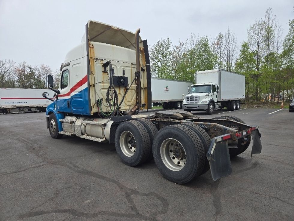 Sleeper Tractor-Heavy Duty Tractors-Freightliner-2019-T12664ST-Hazleton-PA-628,842\n\t\tmiles-$ 47,000 - Image 5