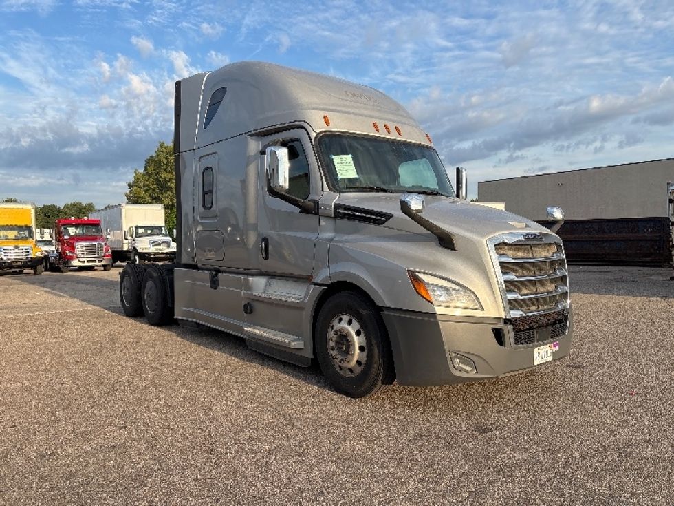 Sleeper Tractor-Heavy Duty Tractors-Freightliner-2019-T12664ST-Holland-MI-466,809\n\t\tmiles-$ 59,250 - Image 1