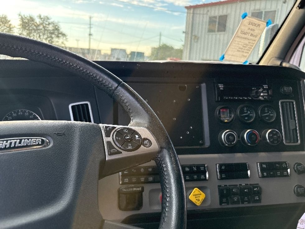 Sleeper Tractor-Heavy Duty Tractors-Freightliner-2019-T12664ST-Holland-MI-466,809\n\t\tmiles-$ 59,250 - Image 11