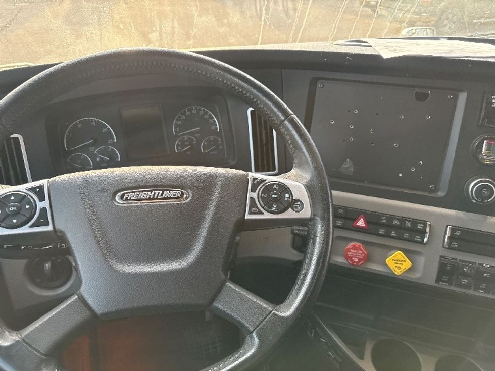Sleeper Tractor-Heavy Duty Tractors-Freightliner-2019-T12664ST-Holland-MI-466,809\n\t\tmiles-$ 59,250 - Image 12