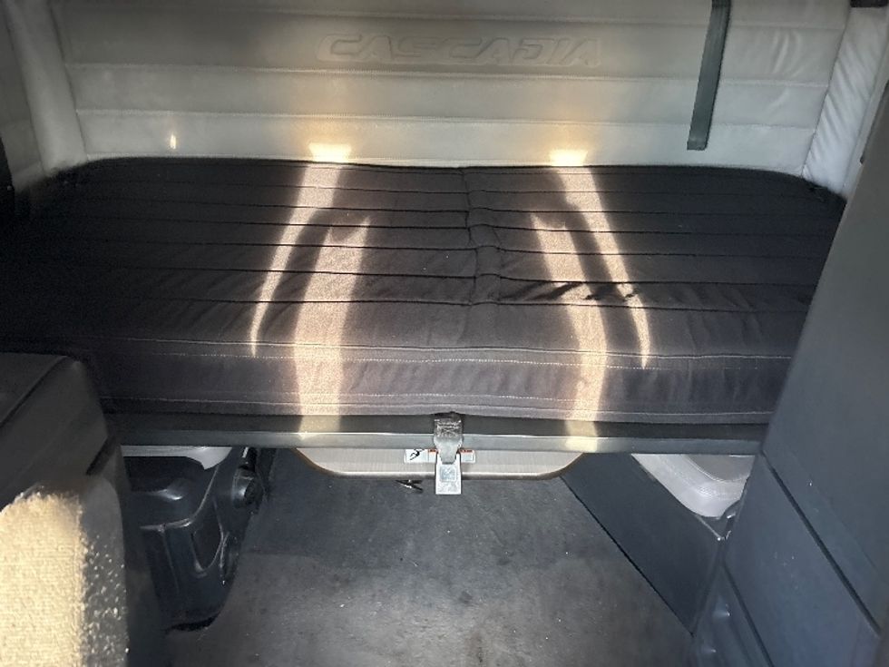 Sleeper Tractor-Heavy Duty Tractors-Freightliner-2019-T12664ST-Holland-MI-466,809\n\t\tmiles-$ 59,250 - Image 16