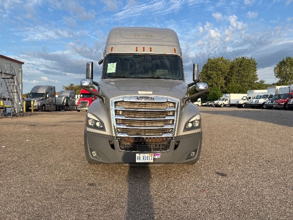 Sleeper Tractor-Heavy Duty Tractors-Freightliner-2019-T12664ST-Holland-MI-466,809\n\t\tmiles-$ 59,250 - Image 2