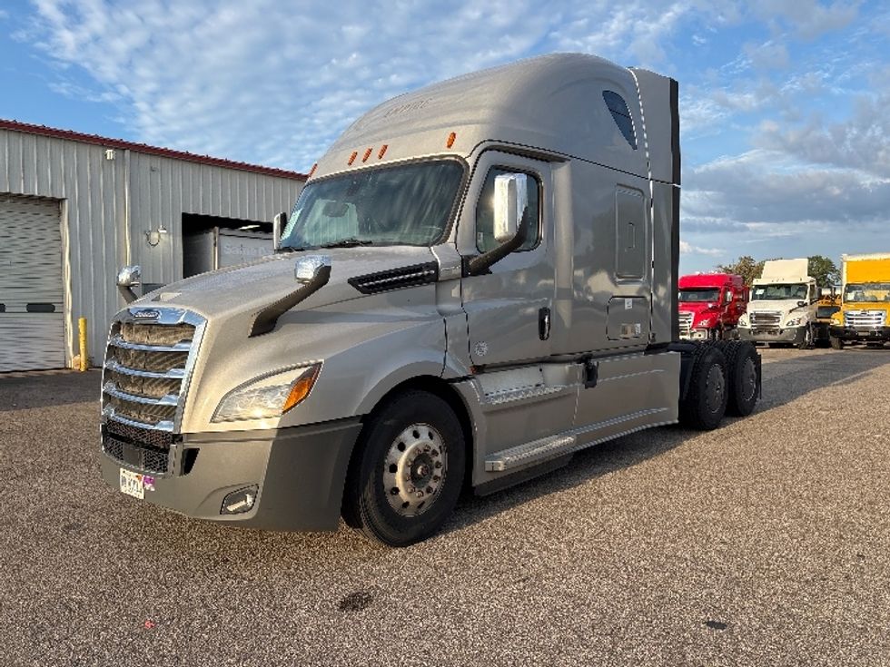 Sleeper Tractor-Heavy Duty Tractors-Freightliner-2019-T12664ST-Holland-MI-466,809\n\t\tmiles-$ 59,250 - Image 3