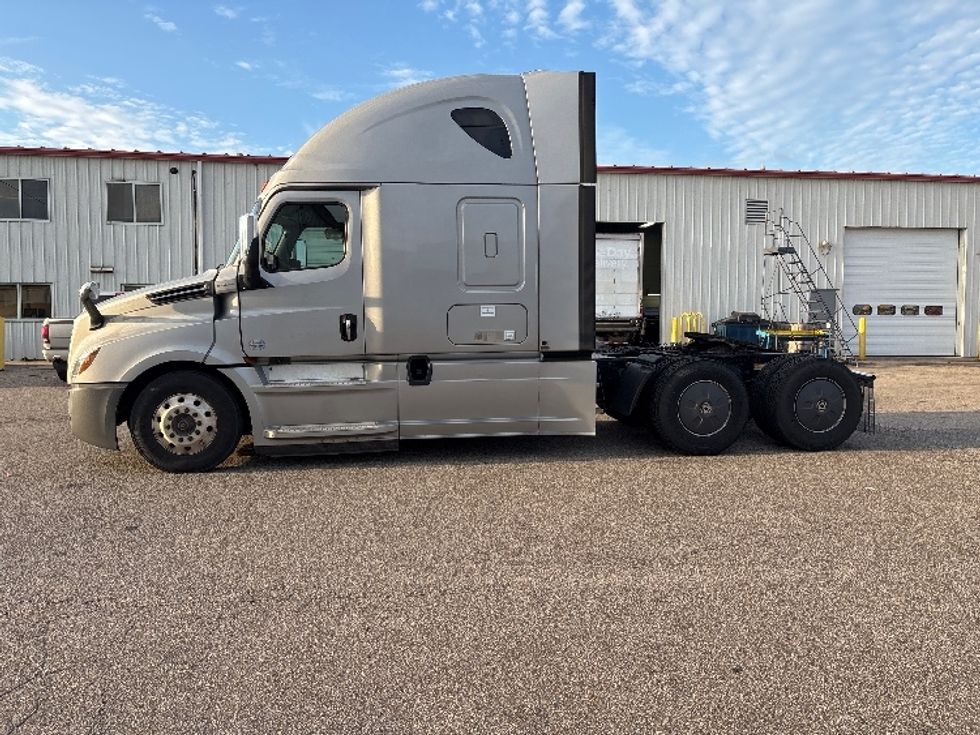 Sleeper Tractor-Heavy Duty Tractors-Freightliner-2019-T12664ST-Holland-MI-466,809\n\t\tmiles-$ 59,250 - Image 4