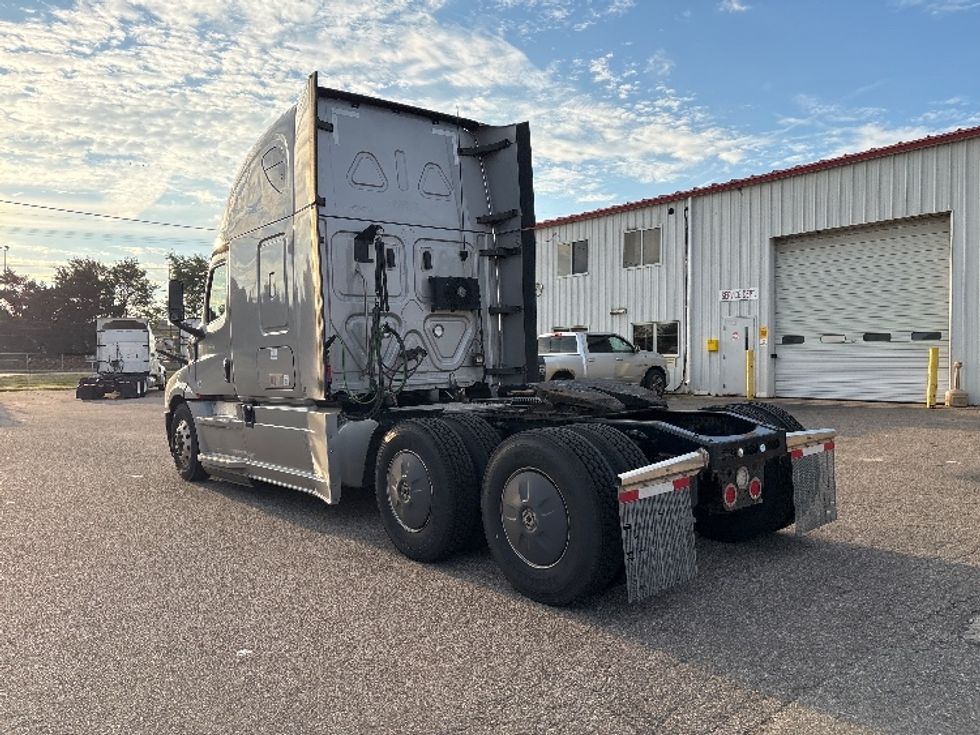 Sleeper Tractor-Heavy Duty Tractors-Freightliner-2019-T12664ST-Holland-MI-466,809\n\t\tmiles-$ 59,250 - Image 5