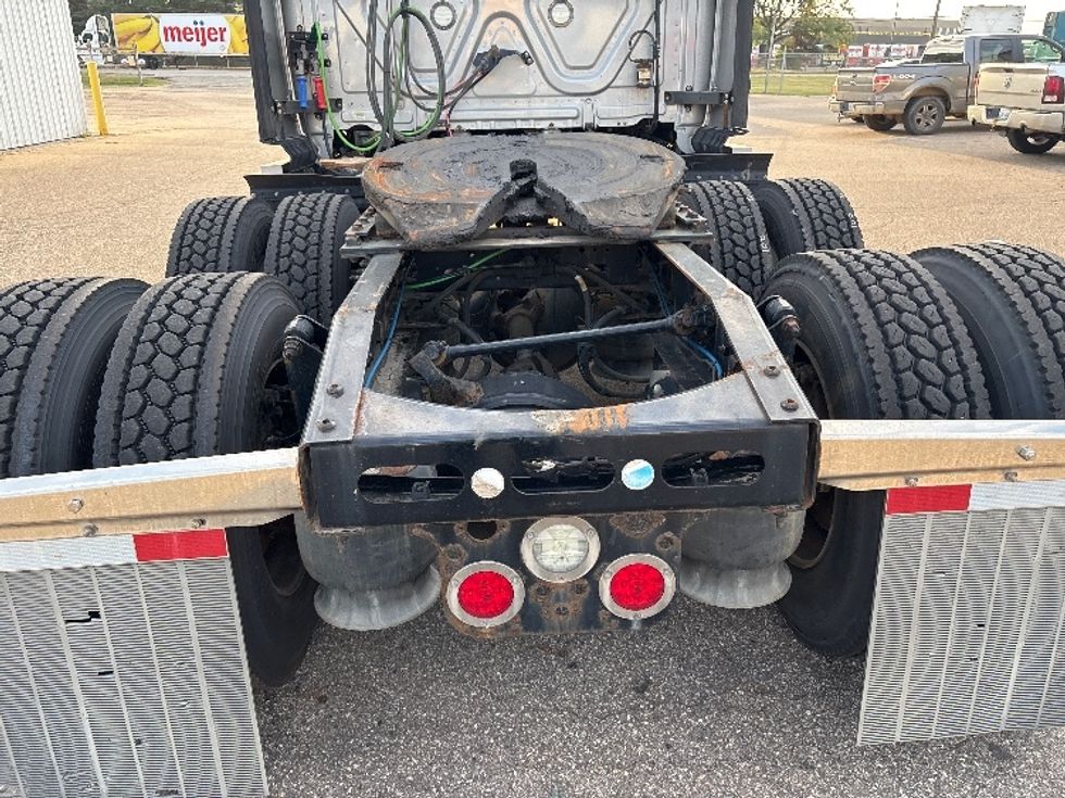Sleeper Tractor-Heavy Duty Tractors-Freightliner-2019-T12664ST-Holland-MI-466,809\n\t\tmiles-$ 59,250 - Image 6