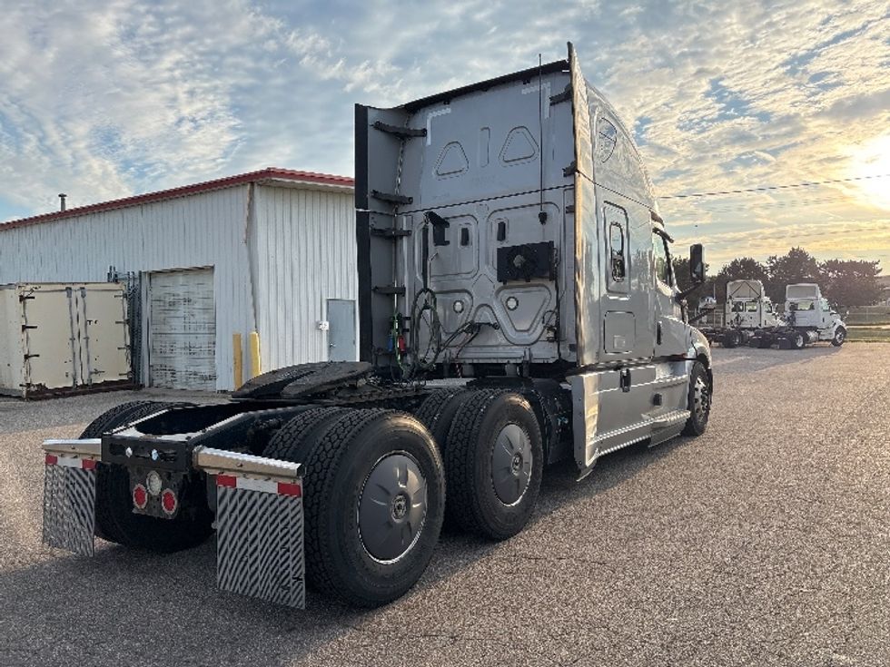 Sleeper Tractor-Heavy Duty Tractors-Freightliner-2019-T12664ST-Holland-MI-466,809\n\t\tmiles-$ 59,250 - Image 7