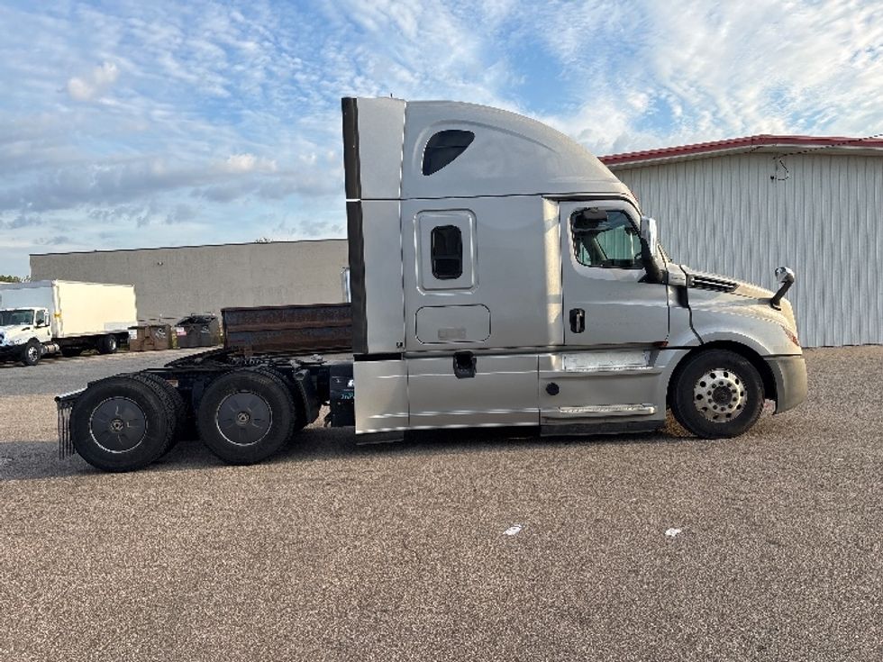 Sleeper Tractor-Heavy Duty Tractors-Freightliner-2019-T12664ST-Holland-MI-466,809\n\t\tmiles-$ 59,250 - Image 8