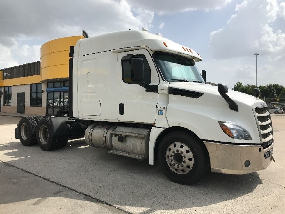 Sleeper Tractor-Heavy Duty Tractors-Freightliner-2019-T12664ST-Houston-TX-309,228\n\t\tmiles-$ 74,250 - Image 1