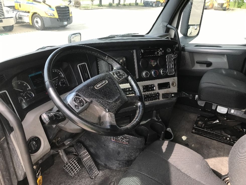Sleeper Tractor-Heavy Duty Tractors-Freightliner-2019-T12664ST-Houston-TX-309,228\n\t\tmiles-$ 74,250 - Image 10