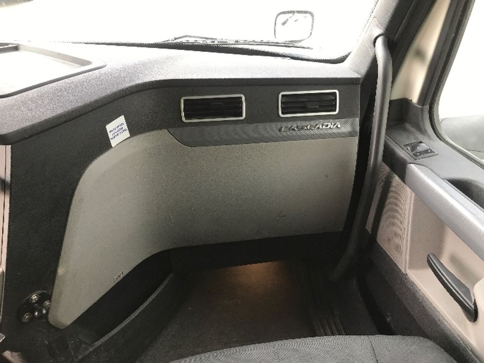 Sleeper Tractor-Heavy Duty Tractors-Freightliner-2019-T12664ST-Houston-TX-309,228\n\t\tmiles-$ 74,250 - Image 14