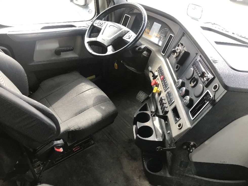 Sleeper Tractor-Heavy Duty Tractors-Freightliner-2019-T12664ST-Houston-TX-309,228\n\t\tmiles-$ 74,250 - Image 15