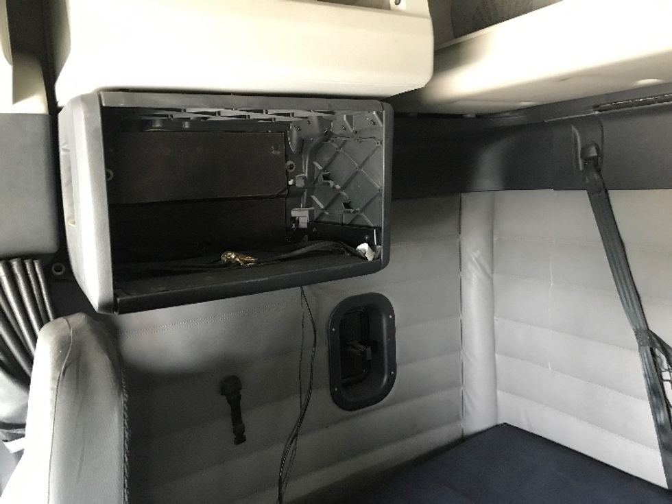 Sleeper Tractor-Heavy Duty Tractors-Freightliner-2019-T12664ST-Houston-TX-309,228\n\t\tmiles-$ 74,250 - Image 18