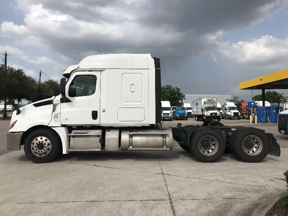 2019 Freightliner Cascadia 126" Sleeper Cab photo 4