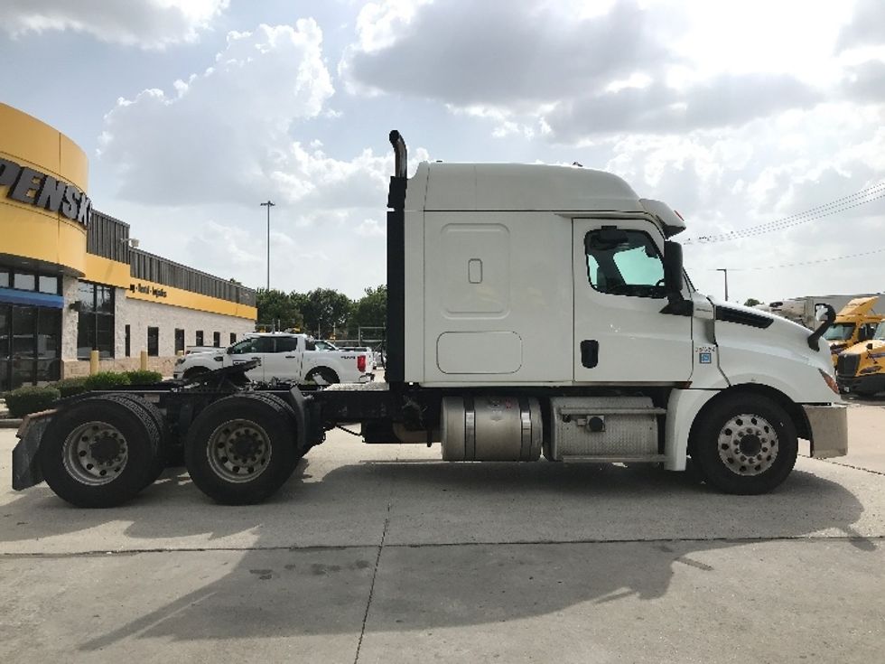 Sleeper Tractor-Heavy Duty Tractors-Freightliner-2019-T12664ST-Houston-TX-309,228\n\t\tmiles-$ 74,250 - Image 8