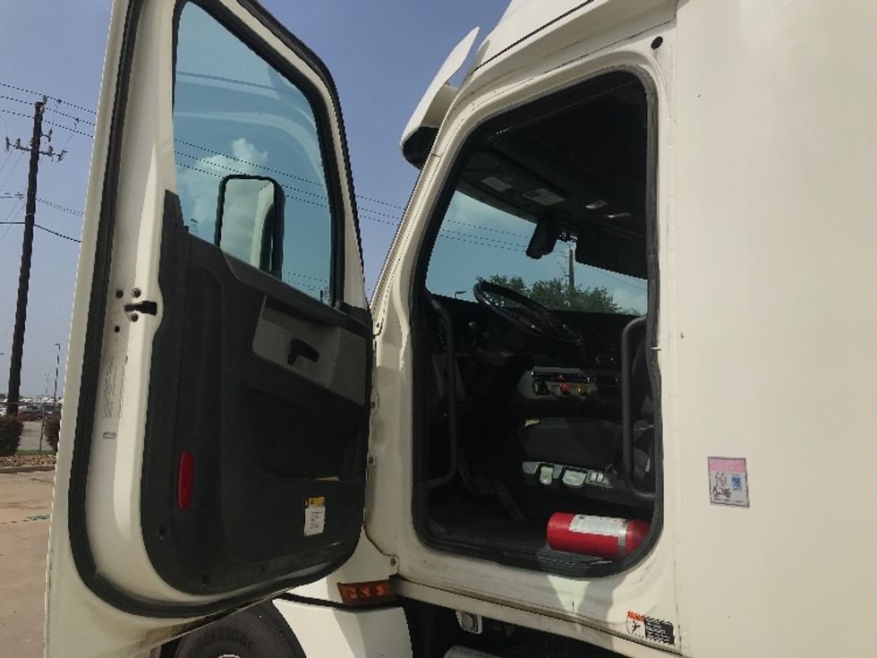 Sleeper Tractor-Heavy Duty Tractors-Freightliner-2019-T12664ST-Houston-TX-309,228\n\t\tmiles-$ 74,250 - Image 9