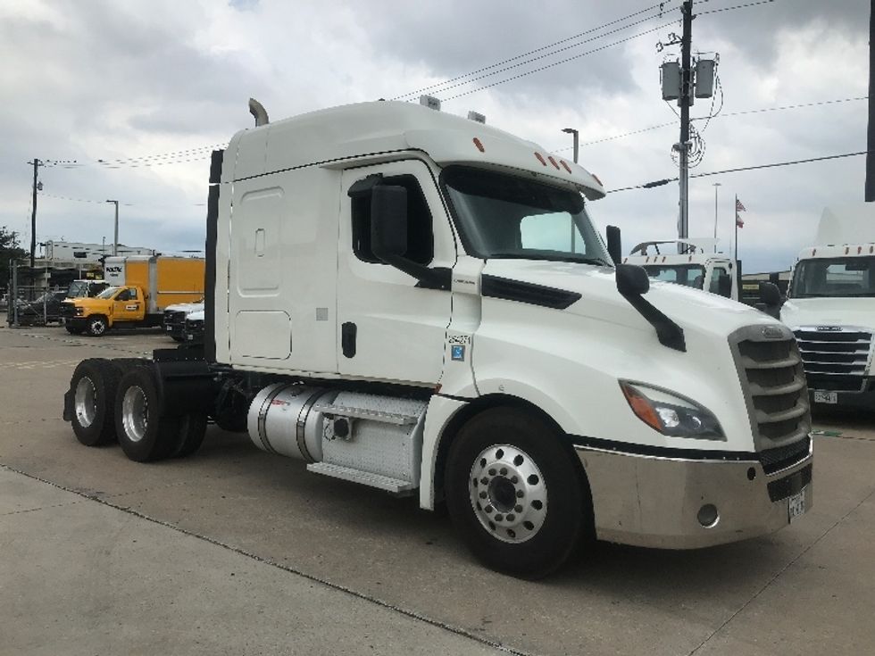 Sleeper Tractor-Heavy Duty Tractors-Freightliner-2019-T12664ST-Houston-TX-332,786\n\t\tmiles-$ 73,000 - Image 1
