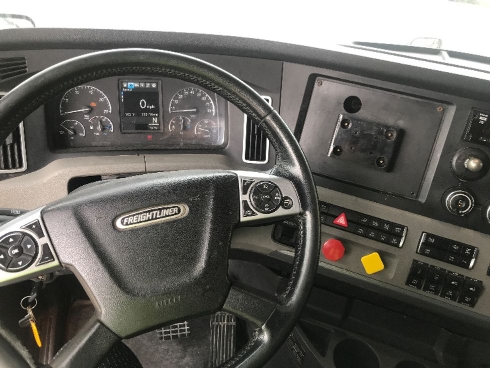 Sleeper Tractor-Heavy Duty Tractors-Freightliner-2019-T12664ST-Houston-TX-332,786\n\t\tmiles-$ 73,000 - Image 11