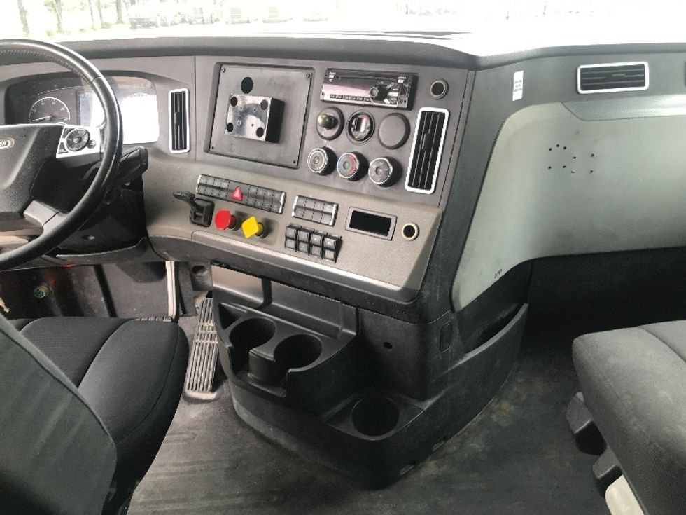 Sleeper Tractor-Heavy Duty Tractors-Freightliner-2019-T12664ST-Houston-TX-332,786\n\t\tmiles-$ 73,000 - Image 12