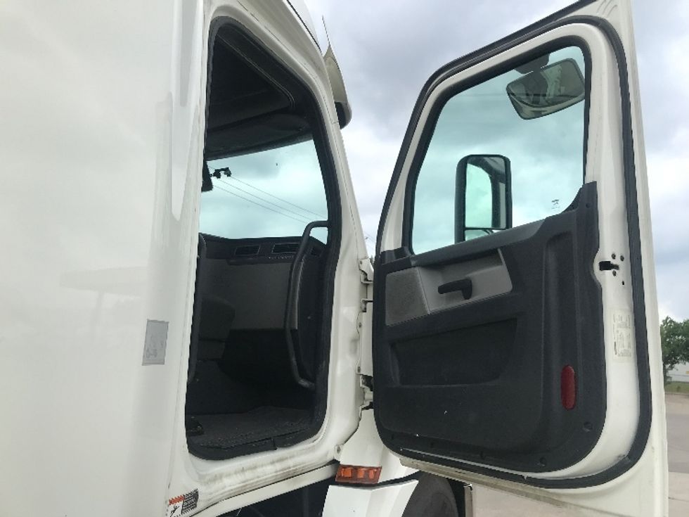 Sleeper Tractor-Heavy Duty Tractors-Freightliner-2019-T12664ST-Houston-TX-332,786\n\t\tmiles-$ 73,000 - Image 13