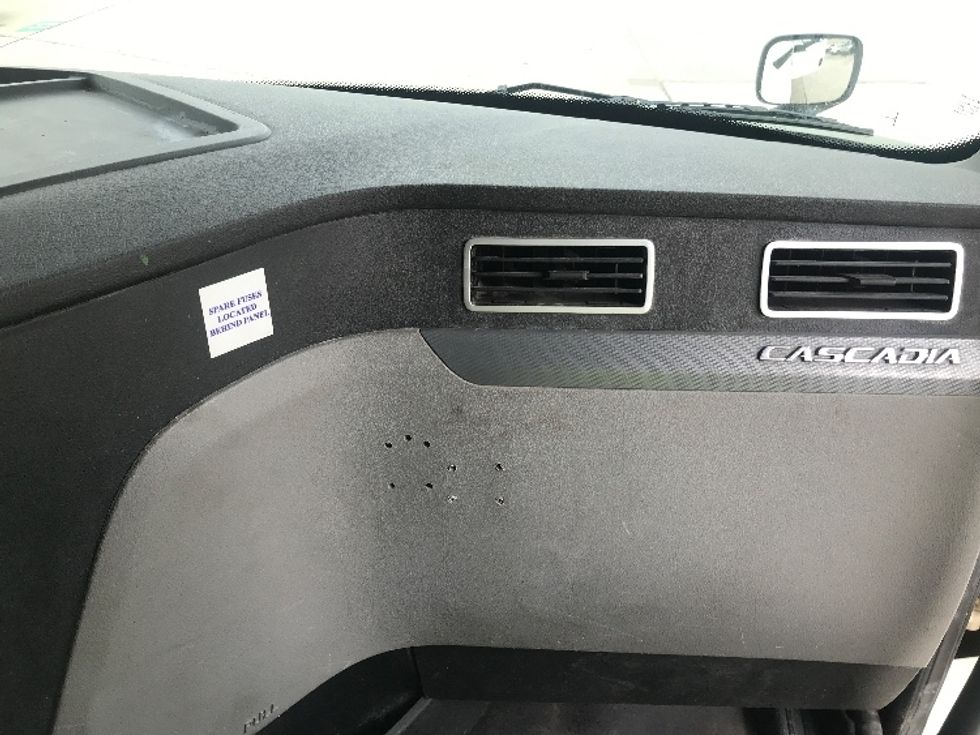 Sleeper Tractor-Heavy Duty Tractors-Freightliner-2019-T12664ST-Houston-TX-332,786\n\t\tmiles-$ 73,000 - Image 14