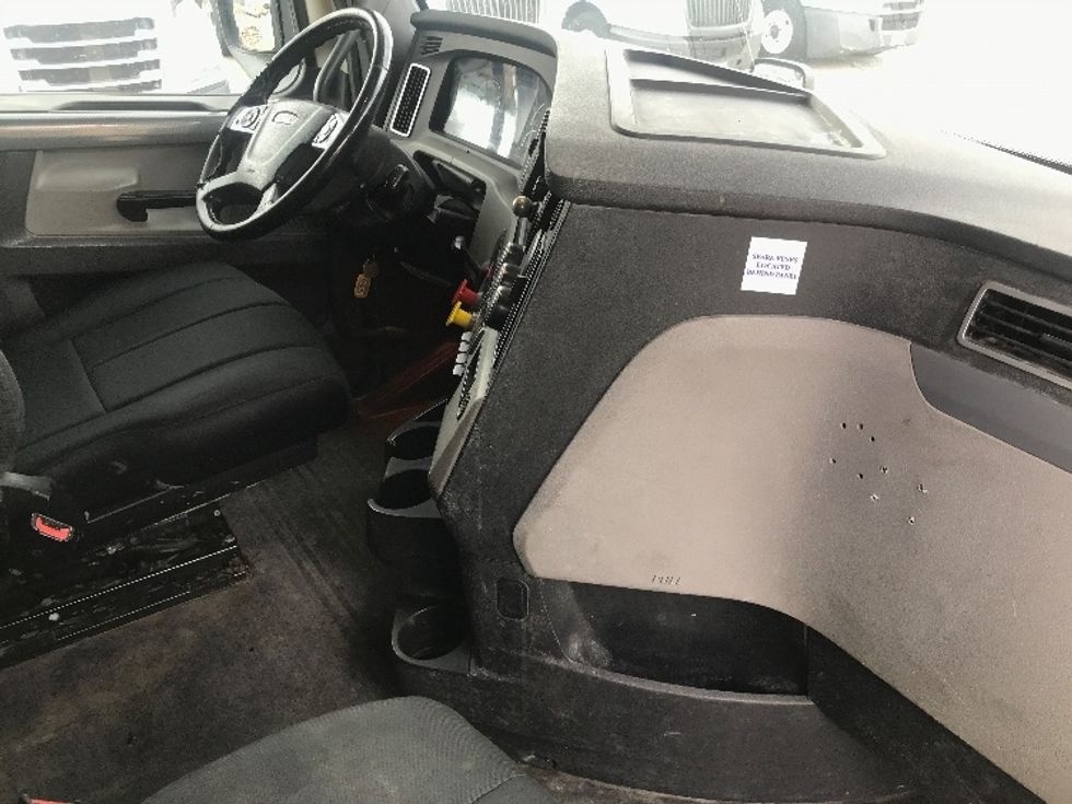 Sleeper Tractor-Heavy Duty Tractors-Freightliner-2019-T12664ST-Houston-TX-332,786\n\t\tmiles-$ 73,000 - Image 15