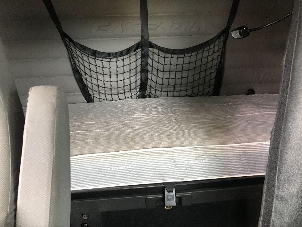 Sleeper Tractor-Heavy Duty Tractors-Freightliner-2019-T12664ST-Houston-TX-332,786\n\t\tmiles-$ 73,000 - Image 17