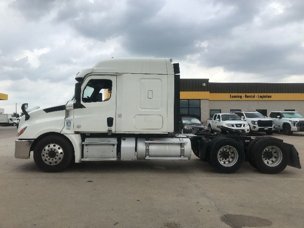 Sleeper Tractor-Heavy Duty Tractors-Freightliner-2019-T12664ST-Houston-TX-332,786\n\t\tmiles-$ 73,000 - Image 4
