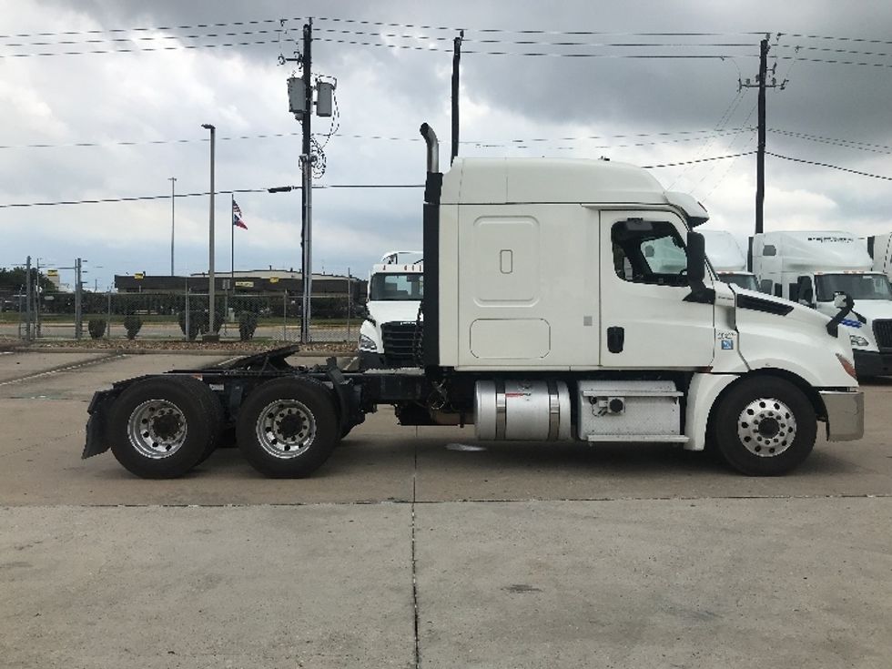 Sleeper Tractor-Heavy Duty Tractors-Freightliner-2019-T12664ST-Houston-TX-332,786\n\t\tmiles-$ 73,000 - Image 8