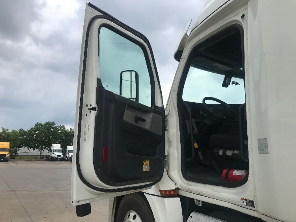 Sleeper Tractor-Heavy Duty Tractors-Freightliner-2019-T12664ST-Houston-TX-332,786\n\t\tmiles-$ 73,000 - Image 9