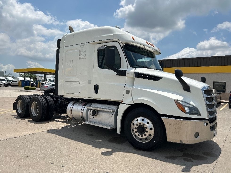 Sleeper Tractor-Heavy Duty Tractors-Freightliner-2019-T12664ST-Houston-TX-357,510\n\t\tmiles-$ 71,500 - Image 1