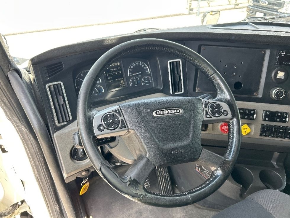 Sleeper Tractor-Heavy Duty Tractors-Freightliner-2019-T12664ST-Houston-TX-357,510\n\t\tmiles-$ 71,500 - Image 10