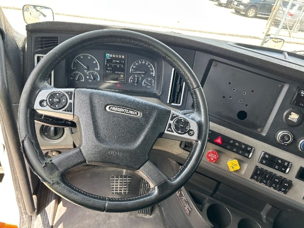 Sleeper Tractor-Heavy Duty Tractors-Freightliner-2019-T12664ST-Houston-TX-357,510\n\t\tmiles-$ 71,500 - Image 11