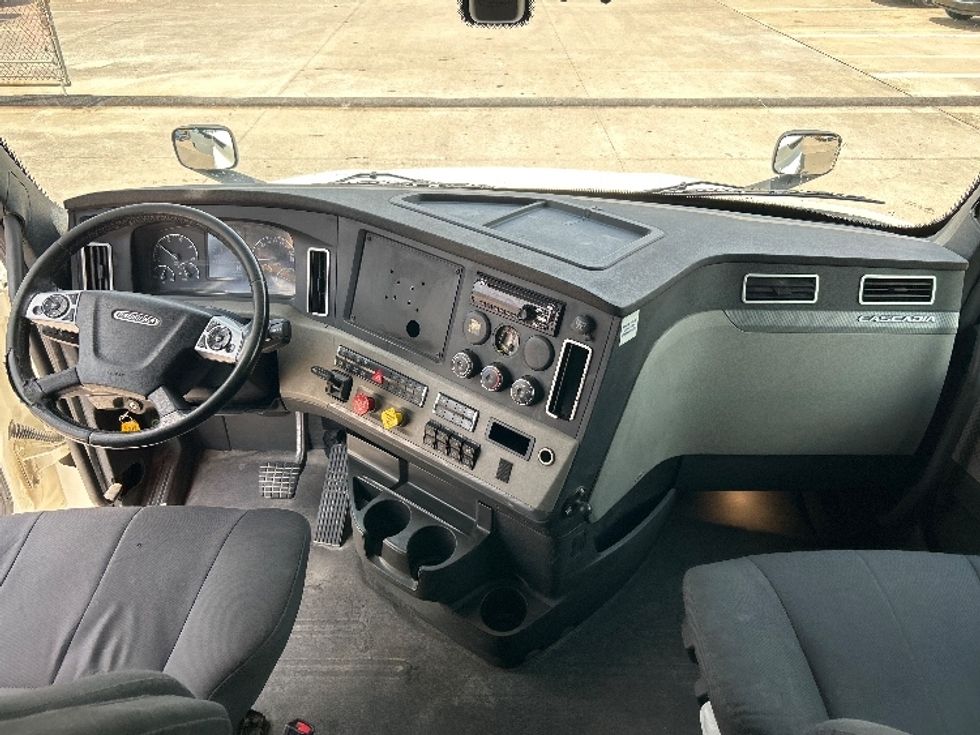 Sleeper Tractor-Heavy Duty Tractors-Freightliner-2019-T12664ST-Houston-TX-357,510\n\t\tmiles-$ 71,500 - Image 12