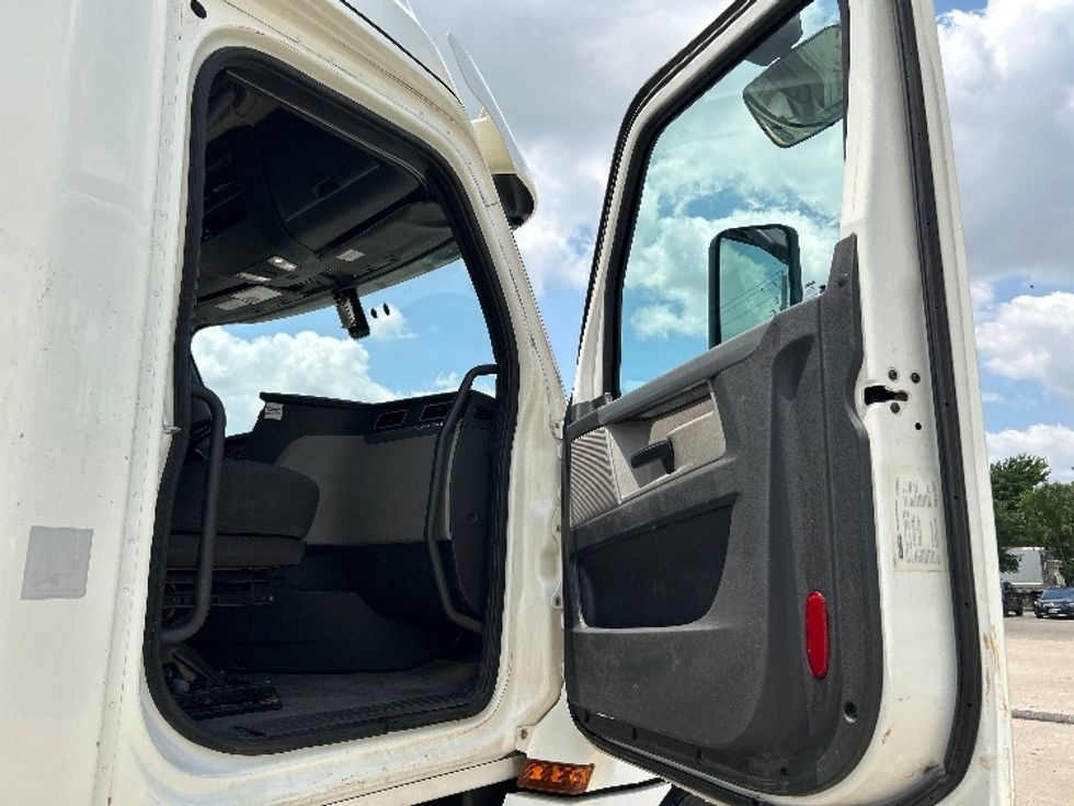 Sleeper Tractor-Heavy Duty Tractors-Freightliner-2019-T12664ST-Houston-TX-357,510\n\t\tmiles-$ 71,500 - Image 13