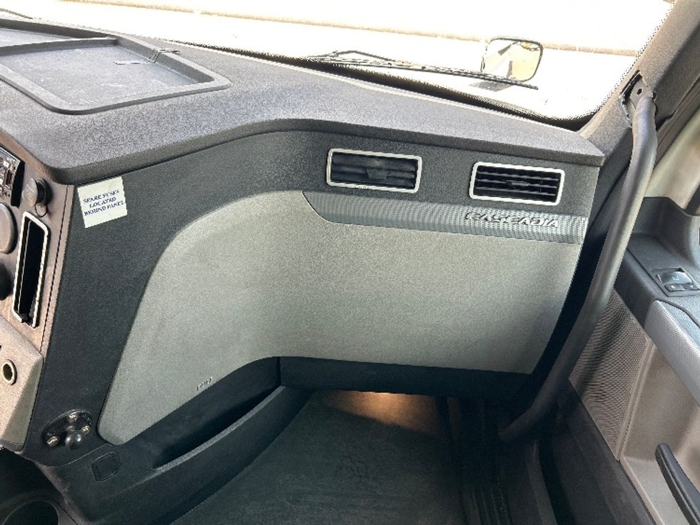 Sleeper Tractor-Heavy Duty Tractors-Freightliner-2019-T12664ST-Houston-TX-357,510\n\t\tmiles-$ 71,500 - Image 14