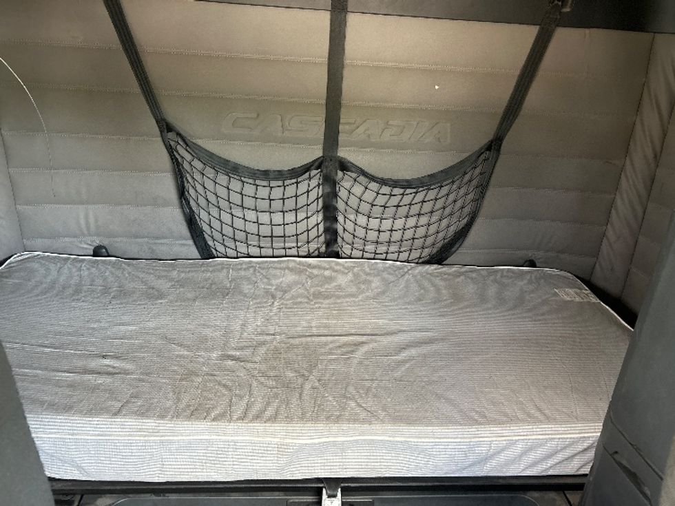 Sleeper Tractor-Heavy Duty Tractors-Freightliner-2019-T12664ST-Houston-TX-357,510\n\t\tmiles-$ 71,500 - Image 16