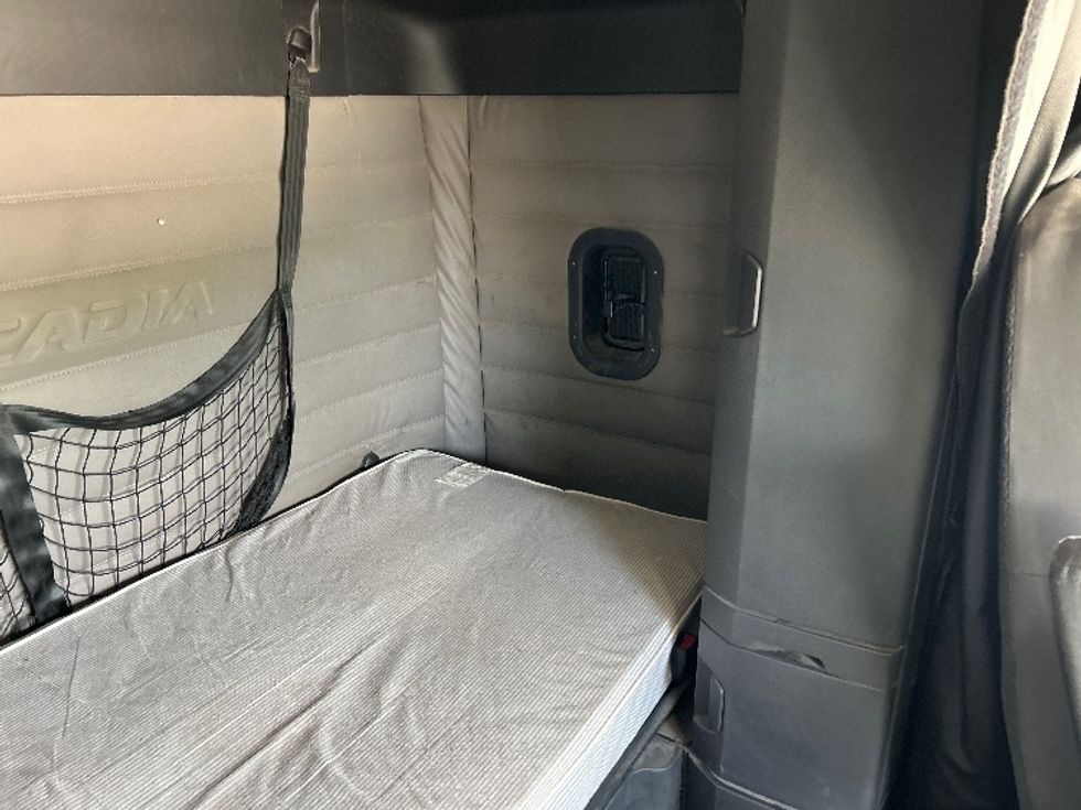 Sleeper Tractor-Heavy Duty Tractors-Freightliner-2019-T12664ST-Houston-TX-357,510\n\t\tmiles-$ 71,500 - Image 17