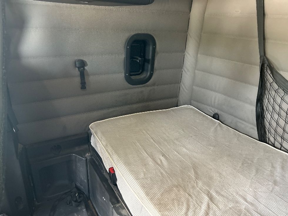 Sleeper Tractor-Heavy Duty Tractors-Freightliner-2019-T12664ST-Houston-TX-357,510\n\t\tmiles-$ 71,500 - Image 18