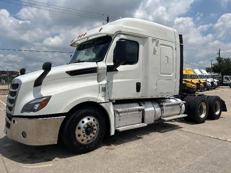 Sleeper Tractor-Heavy Duty Tractors-Freightliner-2019-T12664ST-Houston-TX-357,510\n\t\tmiles-$ 71,500 - Image 3